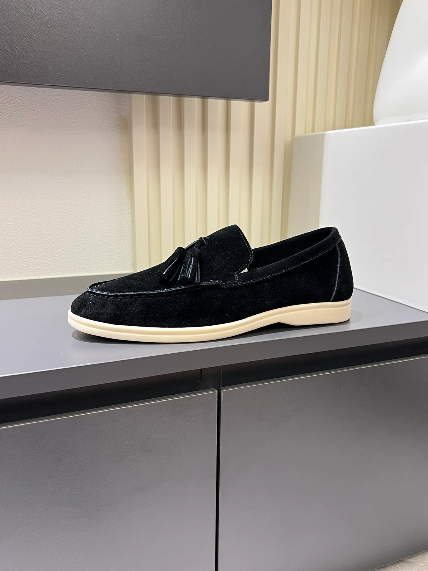 Men's shoes 💰p360 "Loro men's shoes 💰pian'*" Classic L men's shoes for couples 💰p Top version British flat loafers, a must-have item in old money style, the minimalist design is eye-catching and durable, a plus point for dressing The soft foot feel and texture are outstanding. They don’t scratch your feet and are very nice. They are matched with soft and waxy soles. They can be worn daily for a long time without getting tired. They are easy to wear, versatile and classic items, with perfect foot feel and texture! Imported cashmere fabric, the lining is made of imported A-grade water-dyed cow lining, the top version of the genuine leather midsole is sewn with pure handmade mark thread! Size: Female 35-40 (34. Customized) Male 38-44 (45.46. Customized)